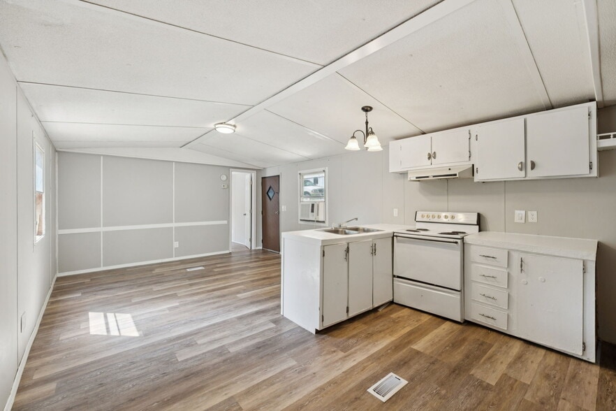 More Photos Of 9314 Beeler Ct, Bon Aqua Manufactured Housing Mobile Home Park For Sale