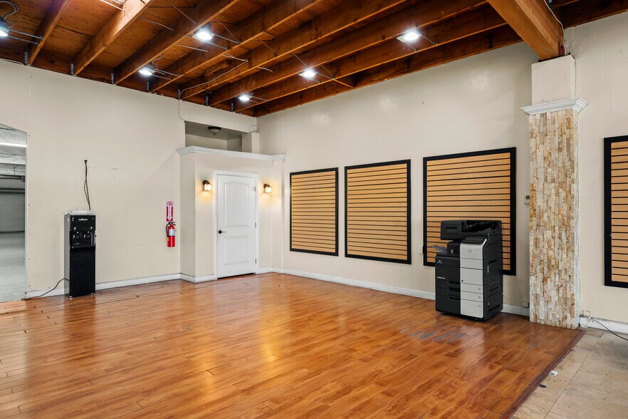 More Photos Of 7865 Balboa Ave, San Diego Freestanding For Lease