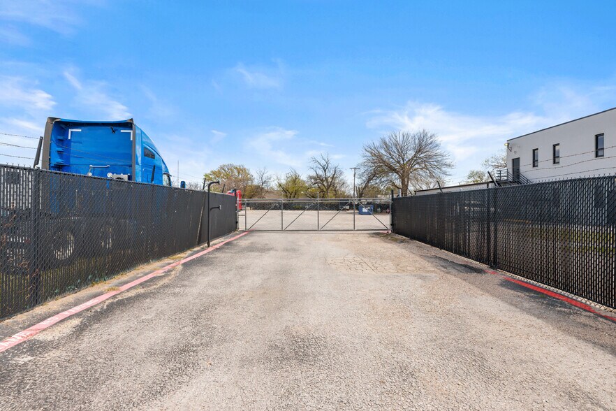 More Photos Of 3330 N Beach St, Haltom City Showroom For Sale