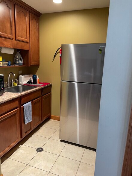More Photos Of 302 Fox Glen Ct, Barrington Medical For Lease