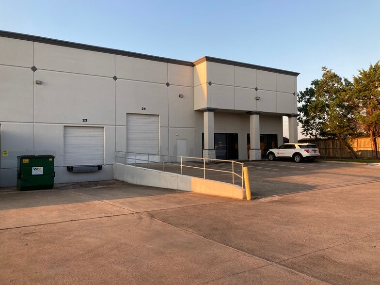 More Photos Of 9305-9335 Millsview Rd, Houston Distribution For Lease