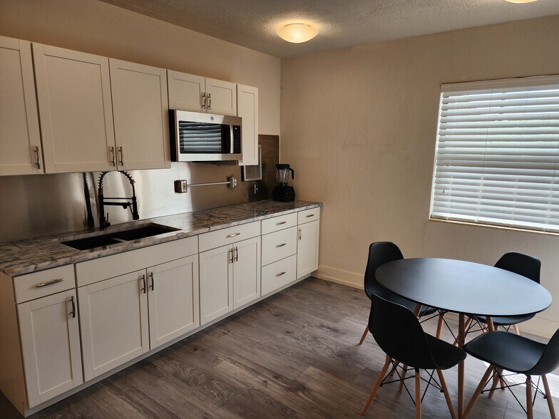 More Photos Of 1427-1437 4th St S, Saint Petersburg Storefront Retail Office For Sale