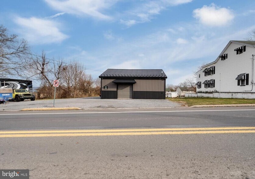 More Photos Of 519 Main St, Blandon Flex For Sale