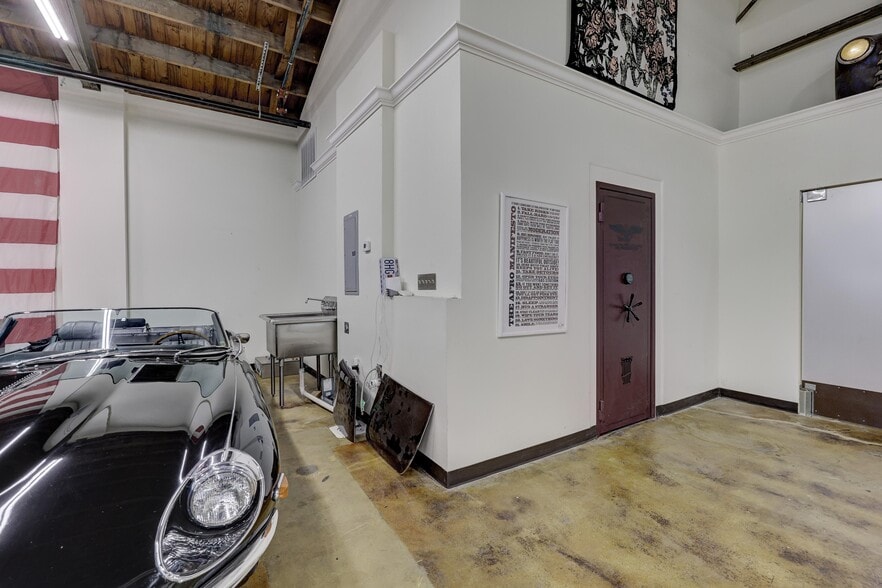 More Photos Of 102 S Wall Ave, Joplin Office For Sale