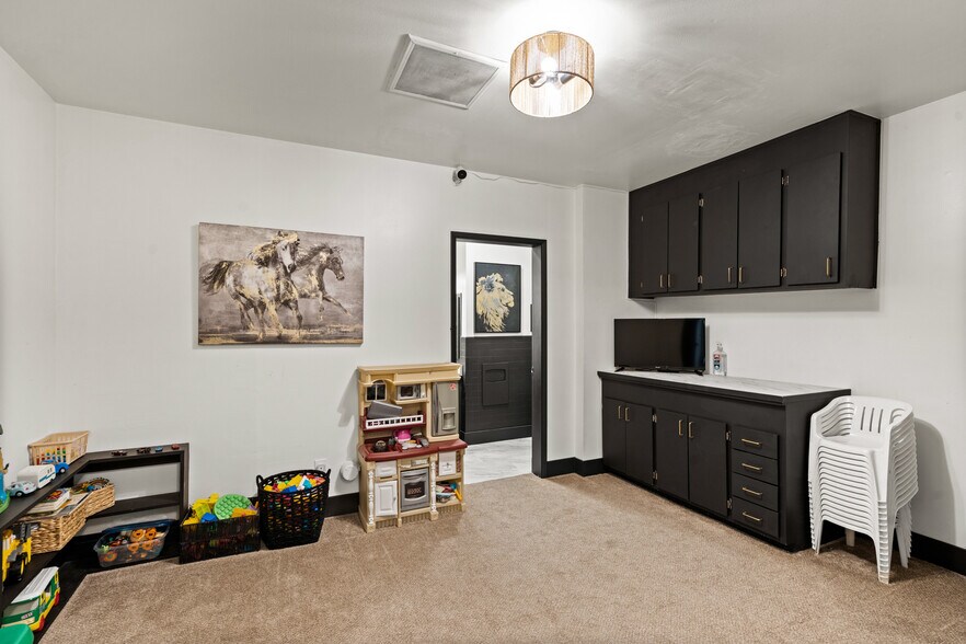 More Photos Of 237 SE G St, Grants Pass Storefront Retail Office For Sale