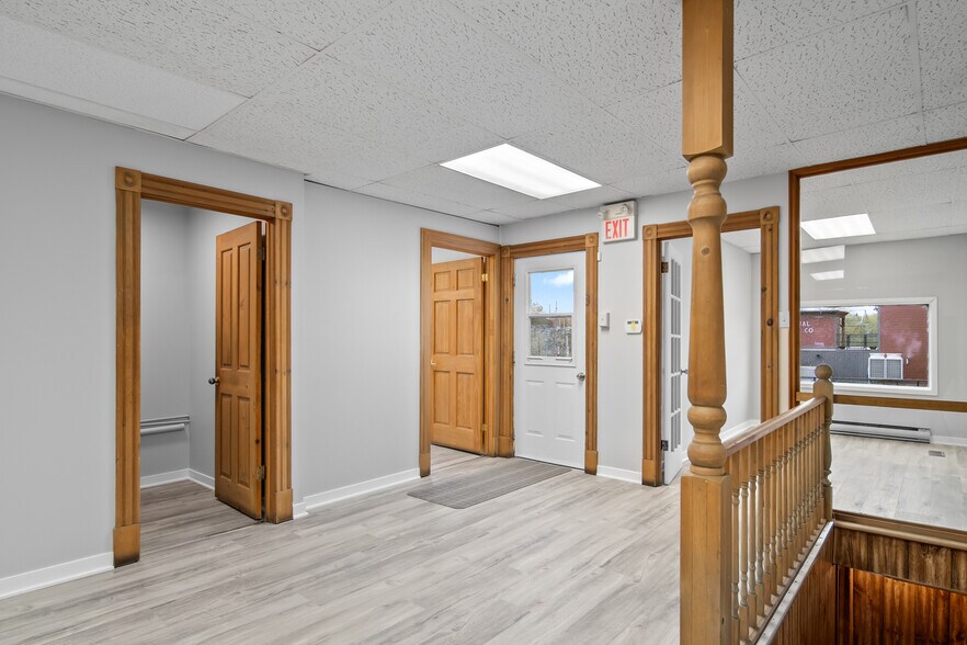 More Photos Of 58 Dundas St E, Napanee Storefront For Sale