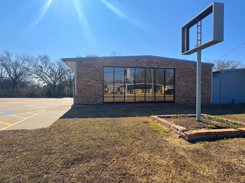 More Photos Of 220 Linda Dr, Sulphur Springs Office For Sale