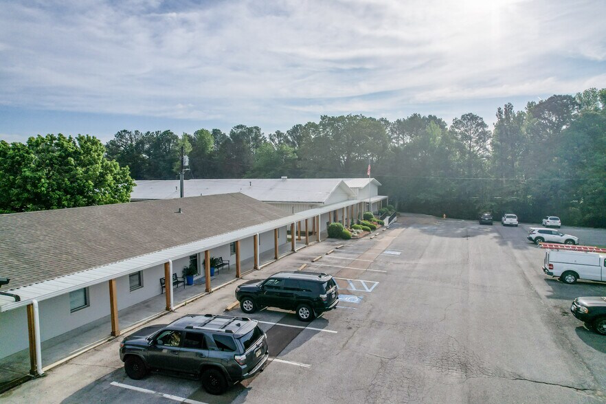 More Photos Of 2889 S Lamar Blvd, Oxford Flex For Sale