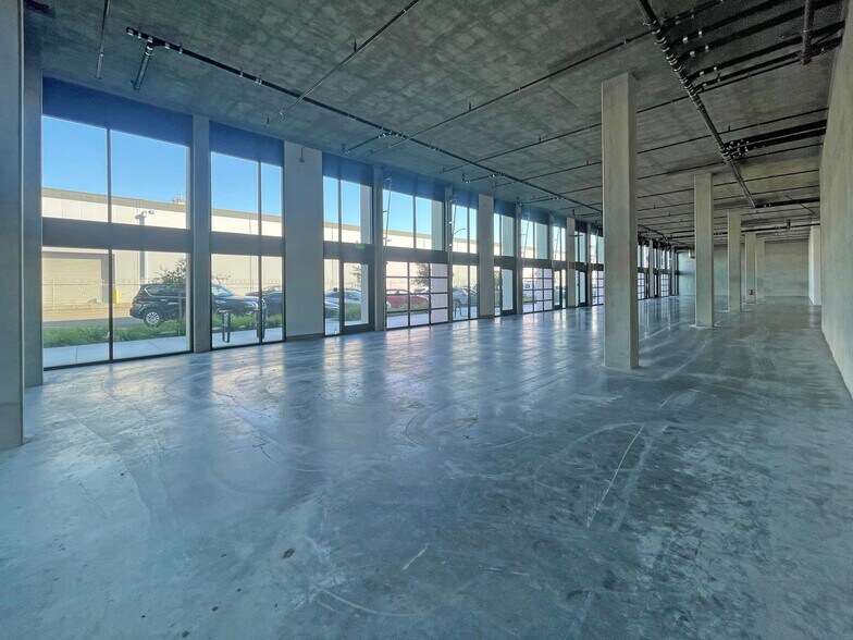 More Photos Of 2121 Wood St, Oakland Flex For Lease