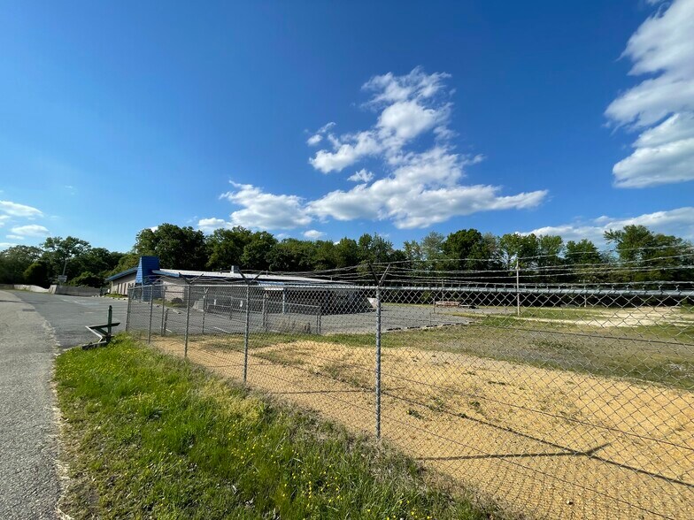 More Photos Of 11740 Vernon Rd, Waldorf Warehouse For Lease