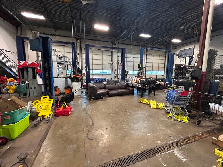 More Photos Of 3375 W Grand Ave, Waukegan Auto Dealership For Sale