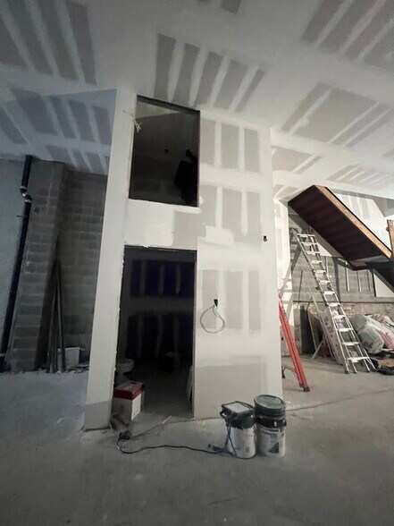 More Photos Of 112 Kingsland Ave, Brooklyn Auto Repair For Lease