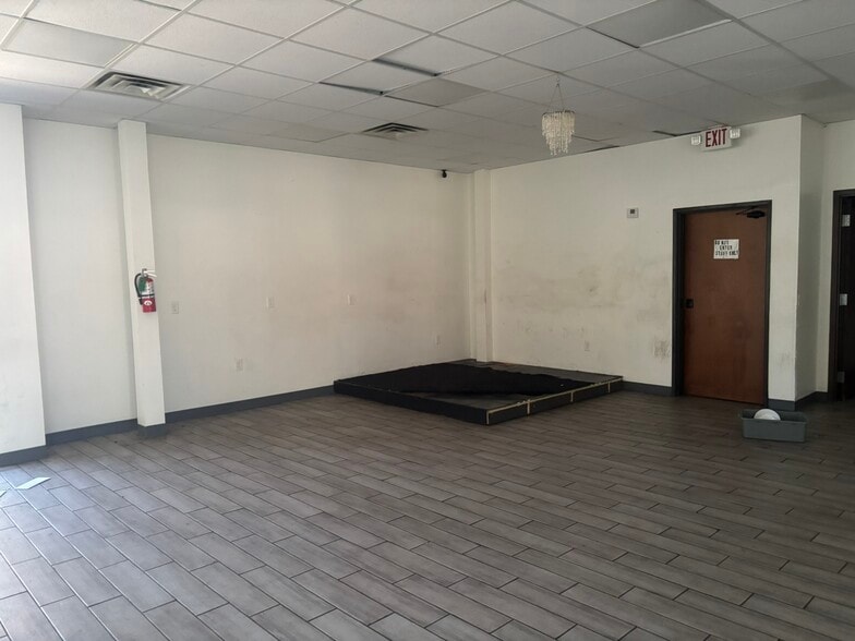 More Photos Of 5617 Mccart Ave, Fort Worth Restaurant For Lease