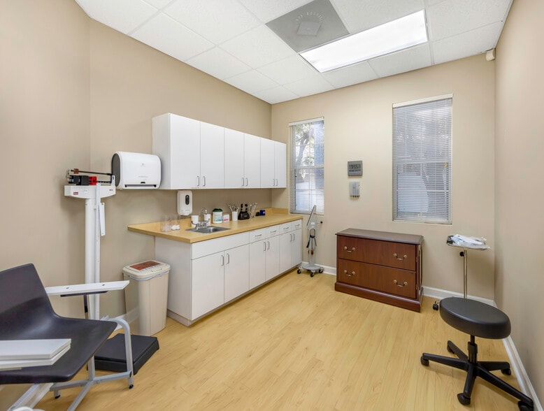 More Photos Of 14506 University Point Pl, Tampa Office For Sale