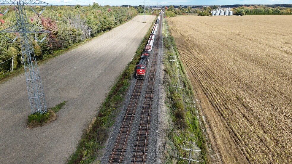 More Photos Of 500 Rue Léger, Riviere-beaudette Manufacturing For Sale