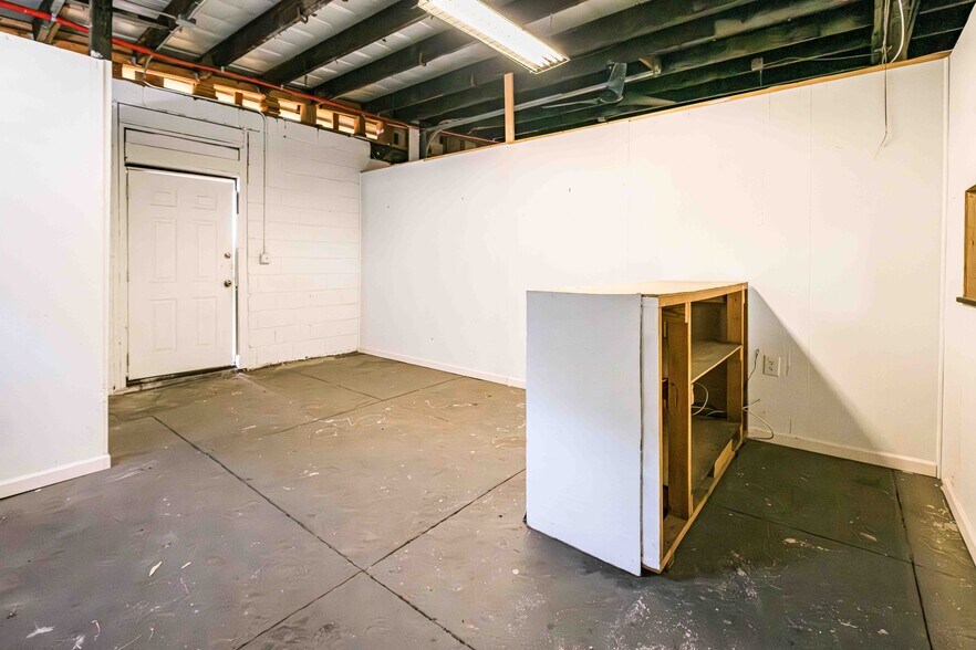 More Photos Of 711 Tattnall st, Savannah Light Distribution For Sale