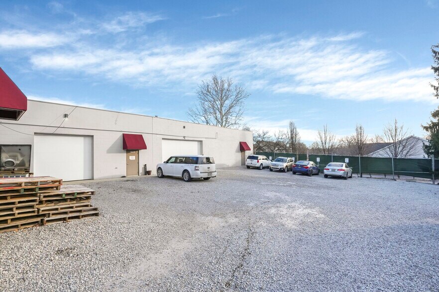 More Photos Of 187-189 W Johnstown Rd, Gahanna Warehouse For Lease