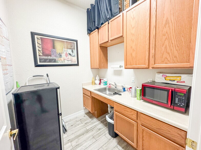More Photos Of 15901 Central Commerce Dr, Pflugerville Office For Lease