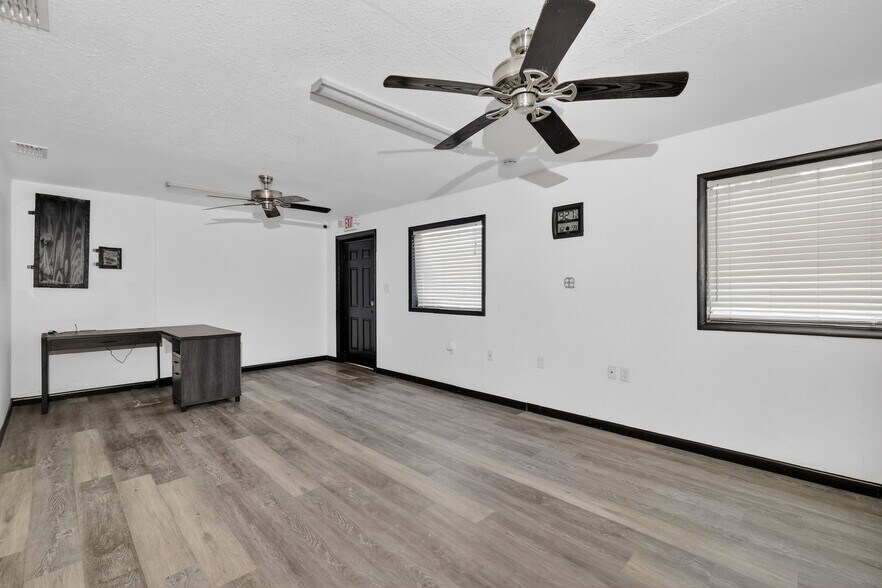 More Photos Of 1130 E North Blvd, Leesburg Freestanding For Lease