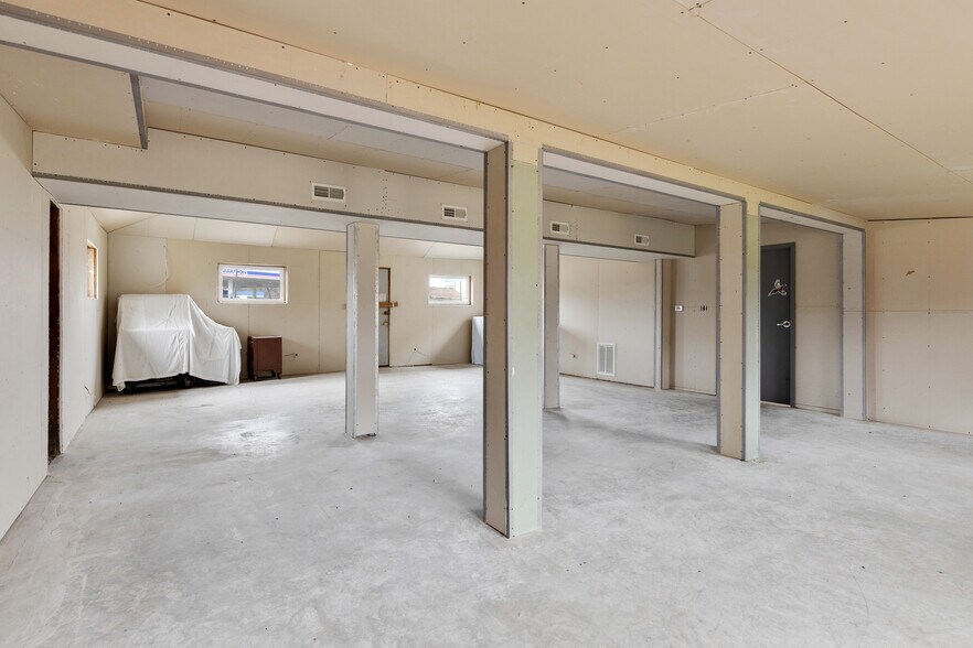 More Photos Of 8621 US Hwy 12, Richmond Bar For Sale