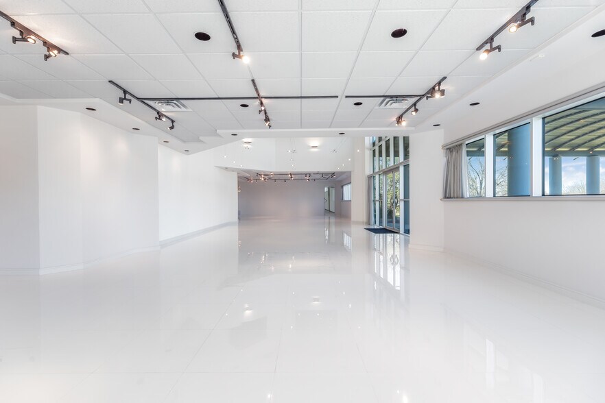 More Photos Of 15315 W Highway 71, Austin Showroom For Sale