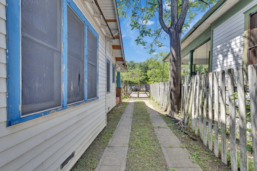 More Photos Of 1006 E Cesar Chavez St, Austin Office For Sale