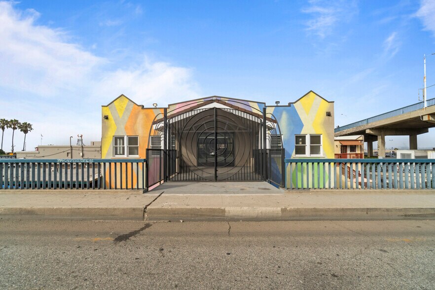 More Photos Of 1605 Ocean Front Walk, Santa Monica Storefront For Lease