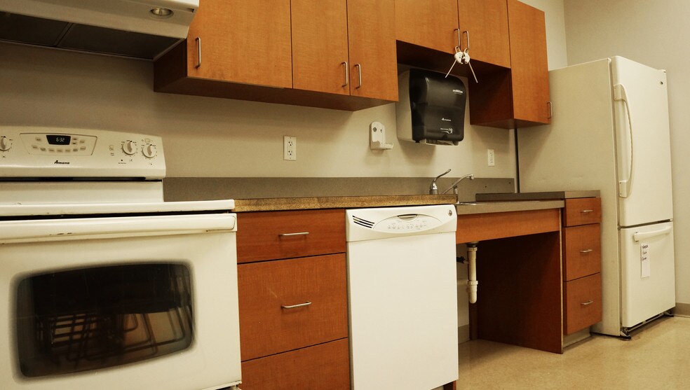 More Photos Of 1 Commercial St, Branford Warehouse For Lease