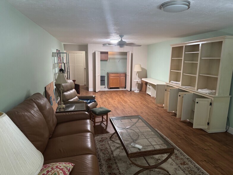 More Photos Of 206 Barwick St, Wildwood Office Residential For Sale