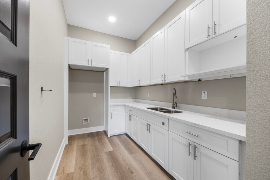 More Photos Of 213 Bella Katy Dr, Katy Medical For Lease