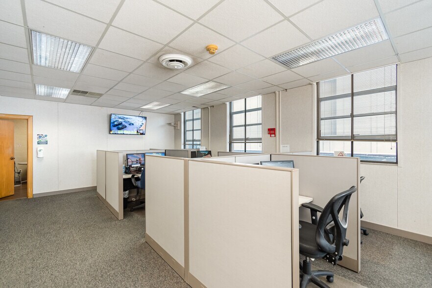 More Photos Of 334 S Water St, Saginaw Office For Sale