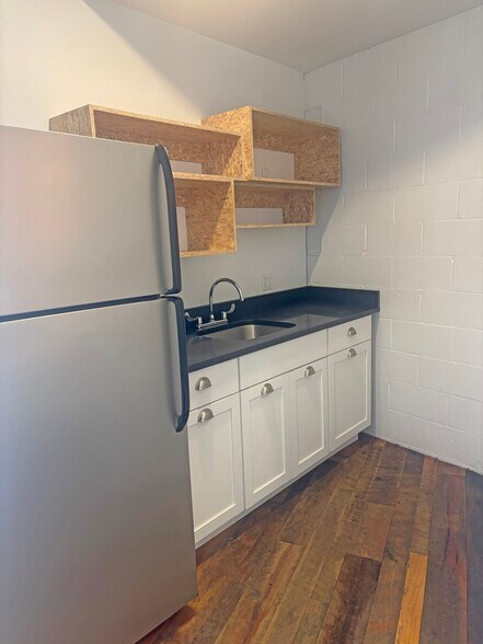 More Photos Of 96 Penhallow St, Portsmouth Storefront Retail Office For Lease