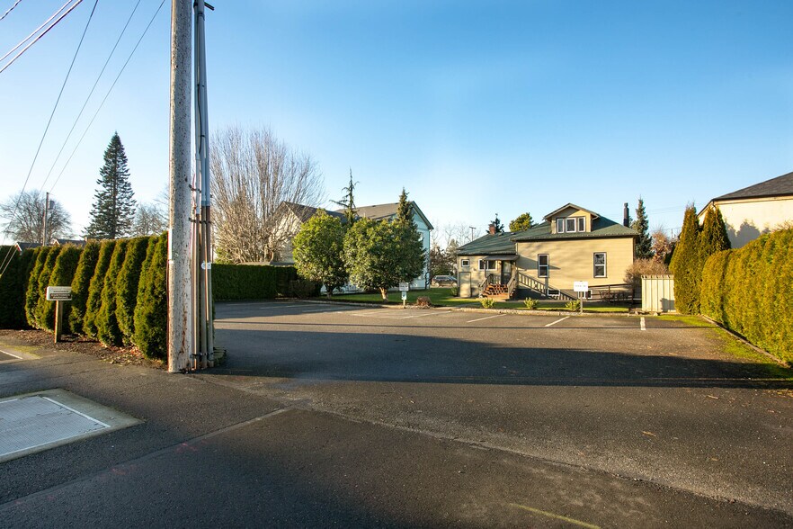 More Photos Of 709 Grover St, Lynden Office For Lease