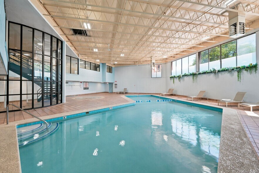 More Photos Of 5441 N East River Rd, Chicago Apartments For Lease