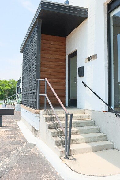 More Photos Of 2292 Vantage St, Dallas Flex For Lease