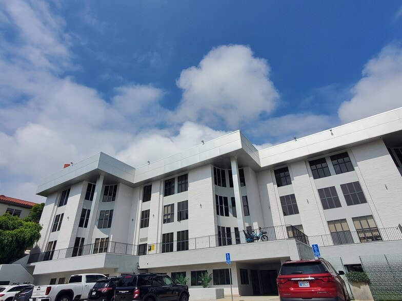 More Photos Of 881 Alma Real Dr, Pacific Palisades Loft Creative Space For Lease