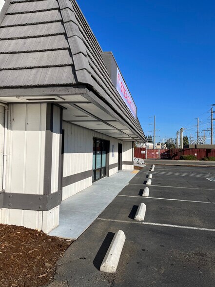 More Photos Of 2200 Churn Creek Rd, Redding Storefront Retail Office For Sale