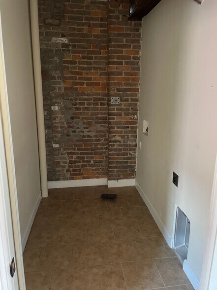 More Photos Of 27 N Main St, Springfield Specialty For Lease