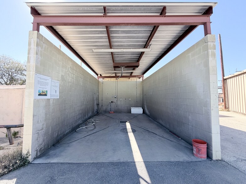 More Photos Of 9600 N I-35, San Antonio Showroom For Lease