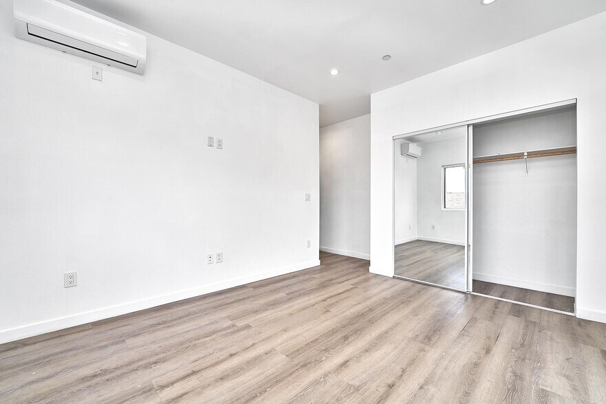 More Photos Of 550 W 47th St, Los Angeles Apartments For Sale