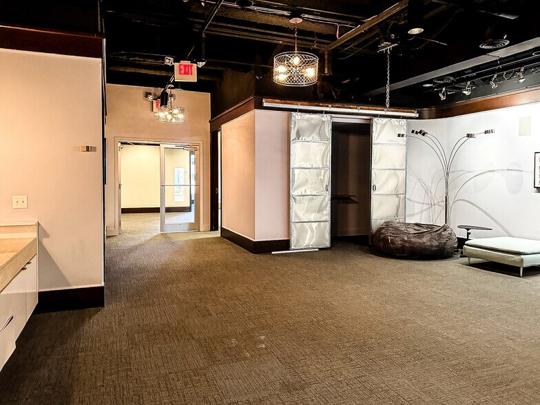 More Photos Of 100 N Queen St, Lancaster Office For Sale