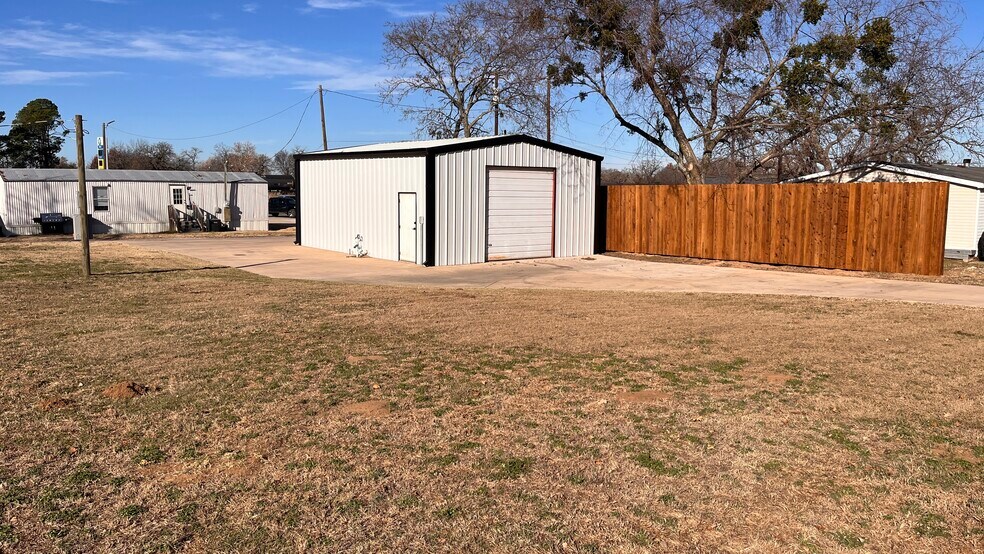 More Photos Of 302 N Main St, Collinsville Light Manufacturing For Lease