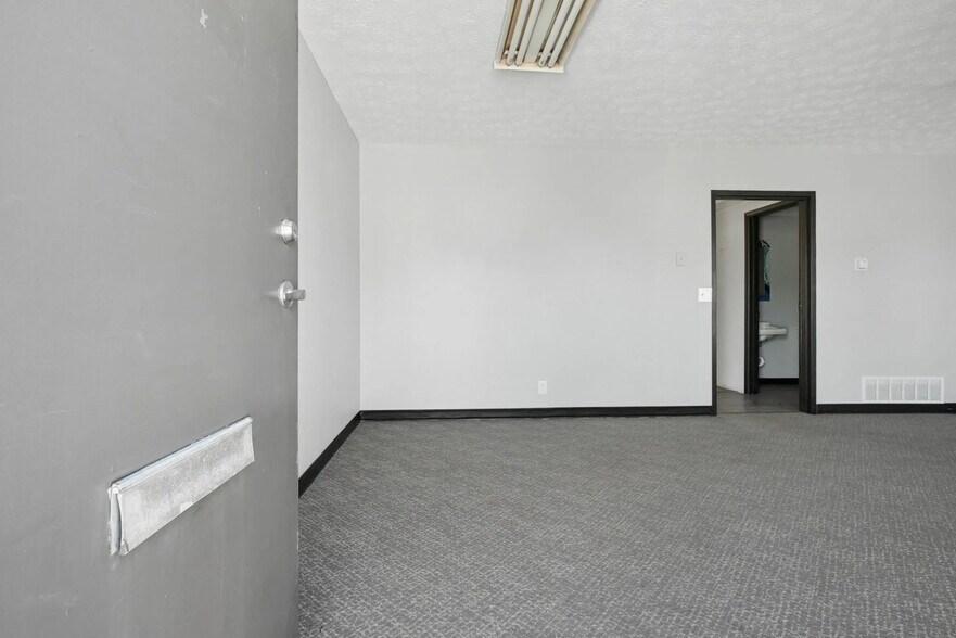 More Photos Of 3723-3865 April Ln, Columbus Light Distribution For Lease
