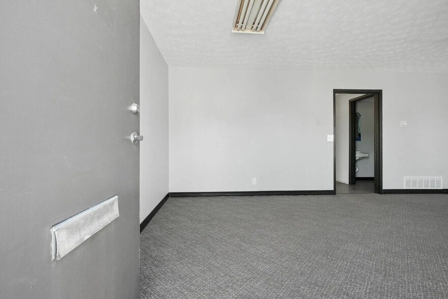 More Photos Of 3723-3871 April Ln, Columbus Light Distribution For Lease