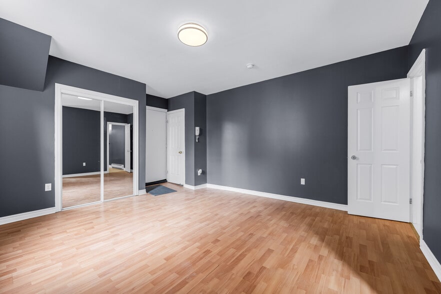 More Photos Of 320 King St E, Hamilton Storefront Retail Residential For Sale