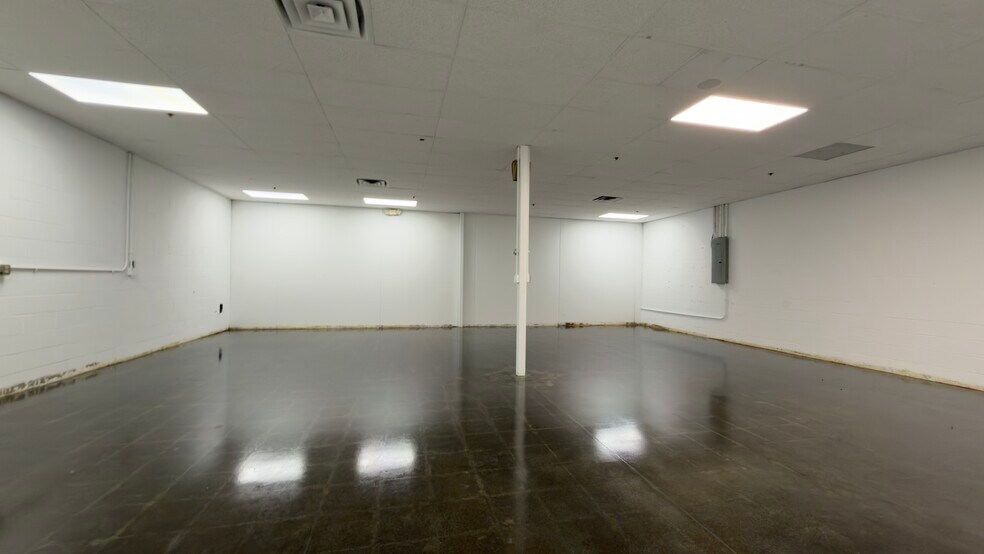 More Photos Of 1102 Aviation Blvd, Hebron Warehouse For Lease