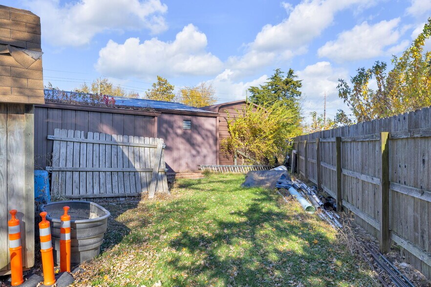 More Photos Of 7601 Milhouse Rd, Indianapolis Office For Sale