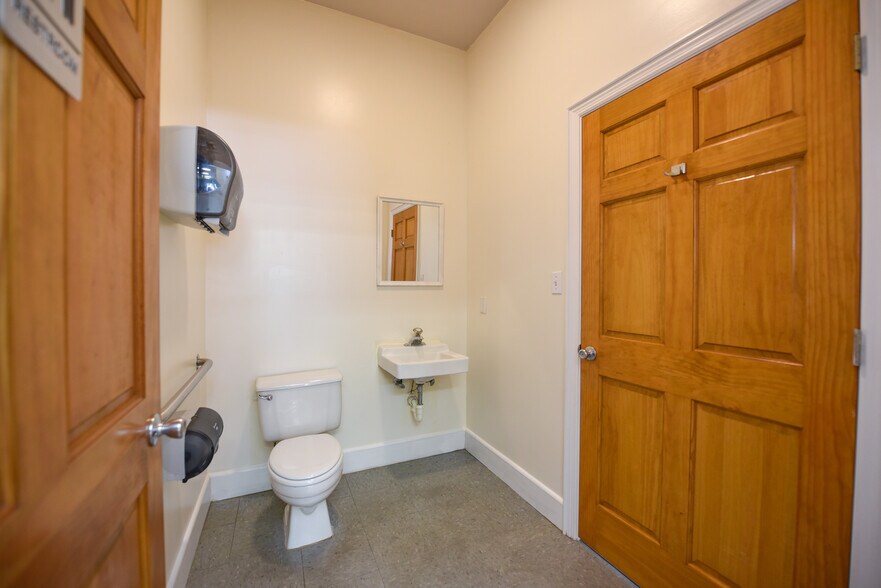 More Photos Of 51 Market St, Apalachicola Storefront Retail Residential For Lease