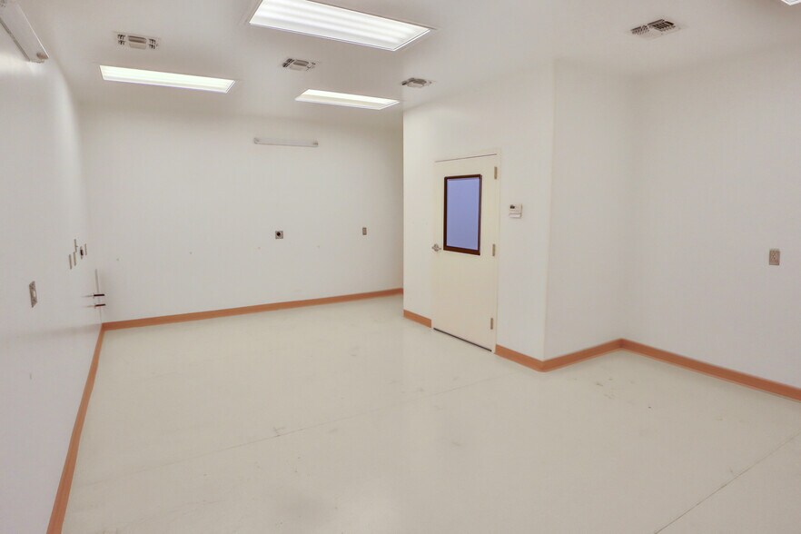 More Photos Of 130 W Rhapsody Dr, San Antonio Light Manufacturing For Lease