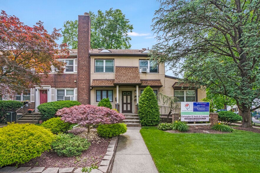 Primary Photo Of 482 Manor Rd, Staten Island Office For Lease